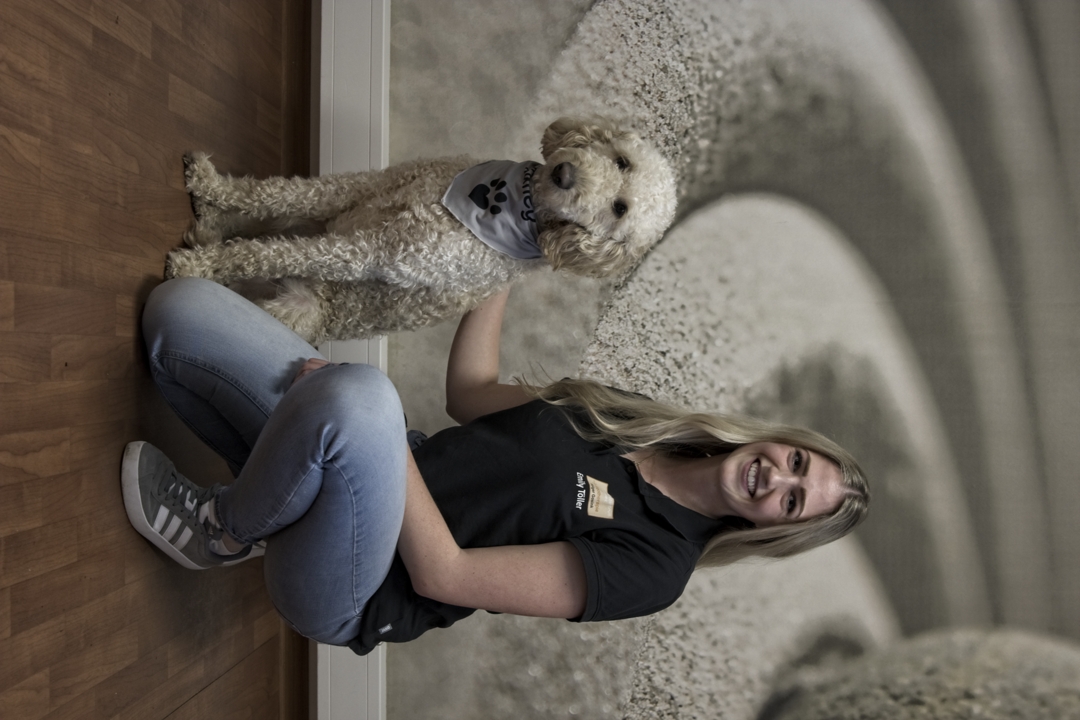 Emily mit Hund Bailey